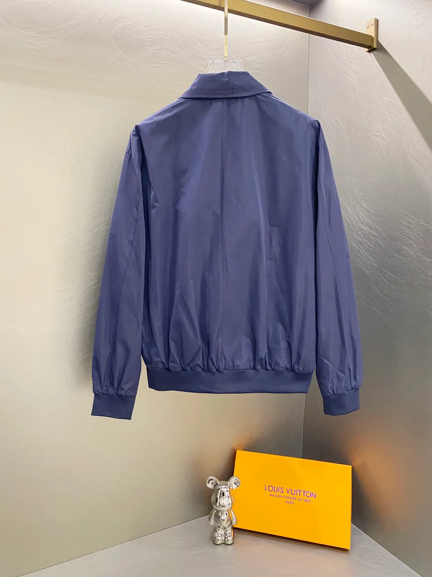 P310 Ralph Lauren Ralph Lauren polo official website celebrity unisex men's old money style veteran stand-up collar workwear Harrington waterproof jacket. Ralph has gone crazy this year. Tops worn by major Internet celebrities [original replica, top version] A must-have item for the new spring and autumn. It never goes out of style. I didn't expect that old money style is also a must when it comes to outdoor. Travel/outdoor/business, perfect for various scenes. Available in three colors, double-layered fabric, each color matches well, is lightweight, and has knitted threads at the cuffs and hem. Double layer fabric, warm and comfortable. The fabric has a double-layer shin feel and is full of weight! It's not as heavy as a regular jacket, and the ordinary cotton material feels really different. This one is super comfortable, feels soft and stylish, and has a retro movie fashion feel! The fit is loose but not baggy. The size is just right and not too picky. The dropped shoulder design modifies the shoulder shape without making it look bulky. This silhouette is a style that will never go out of style after being worn for a long time. The upper body is also very durable and recognizable. The loose and reasonable fit can be worn by both men and women, making it easy to create a clean and refreshing youthful look. The embroidery on the chest is all German Oman embroidery fiber with original data. The embroidery technology is very particular about using Japanese Tajima machines to ensure the embroidery is exquisite and three-dimensional. Which is what I said is different from the ones on the market. The workmanship is a loose version and can be used by boys and girls!! Color: Khaki Navy Blue Black Off-White Size: S M L XL Length: 68/70/72/74 Bust: 122/126/130/134 Shoulder width: 53/54/55/56 Sleeve length: 65/66/67/68